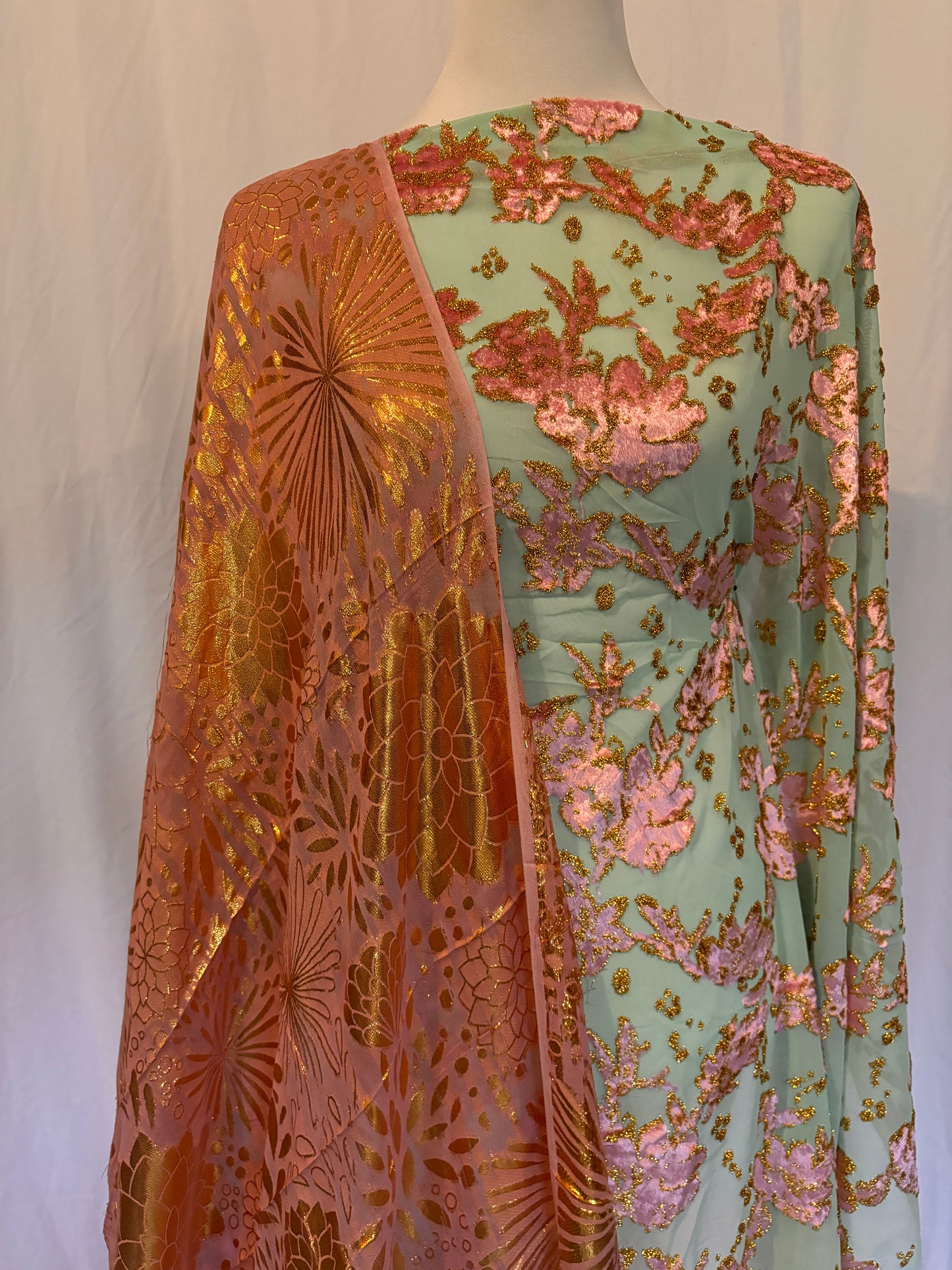 Lora Maqbal set