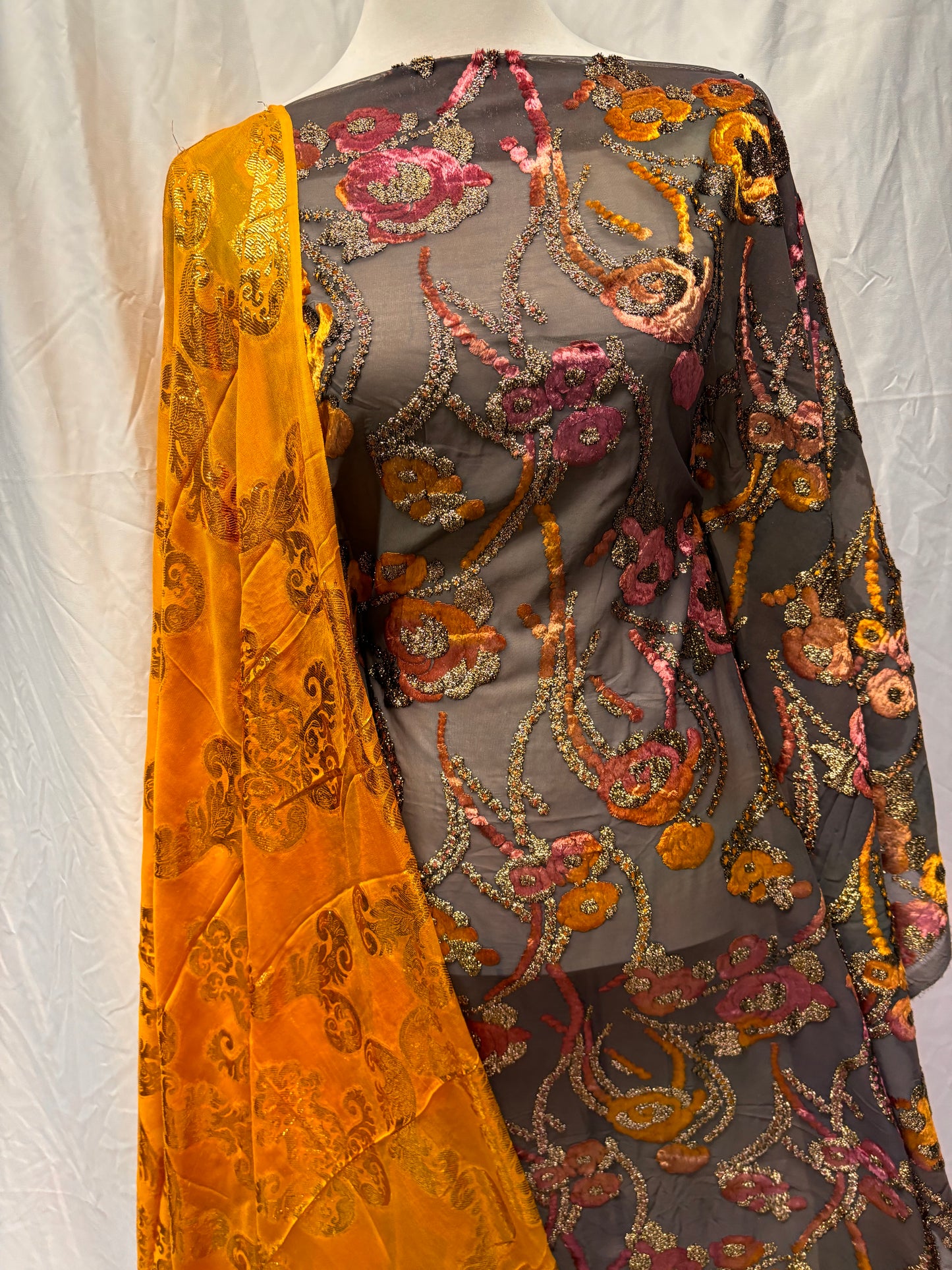 Lora Maqbal set
