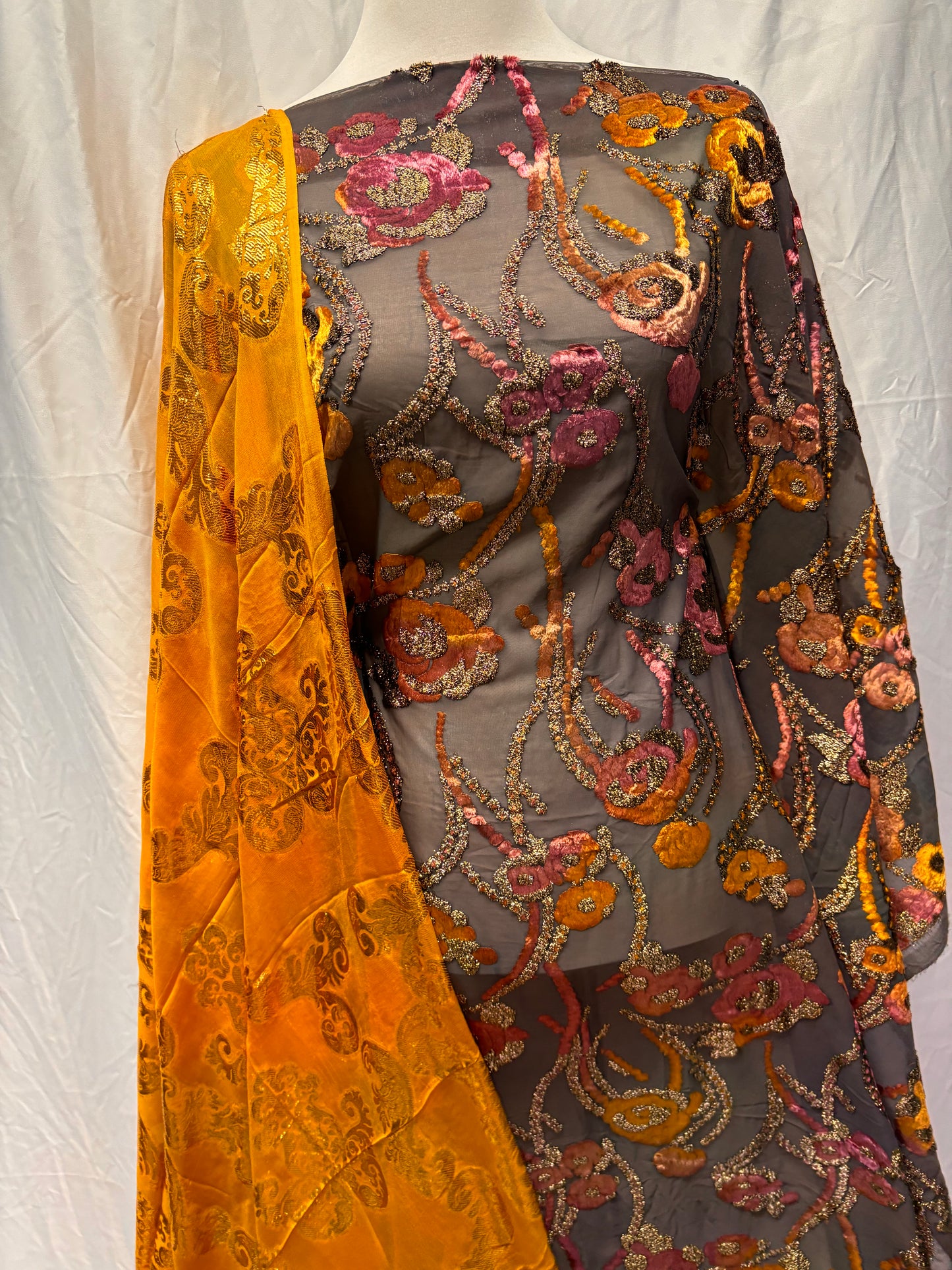 Lora Maqbal set