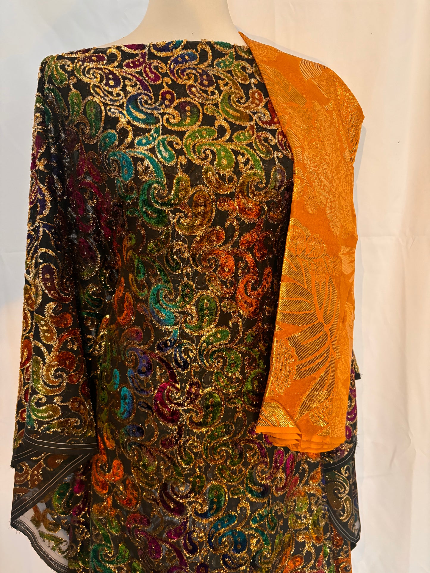 Lara Maqbal  set