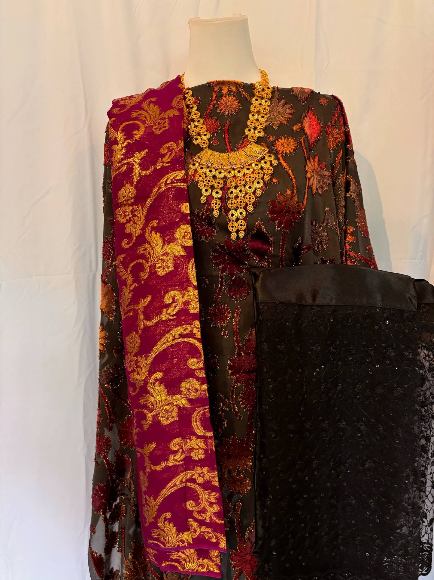 Leila Maqbal set